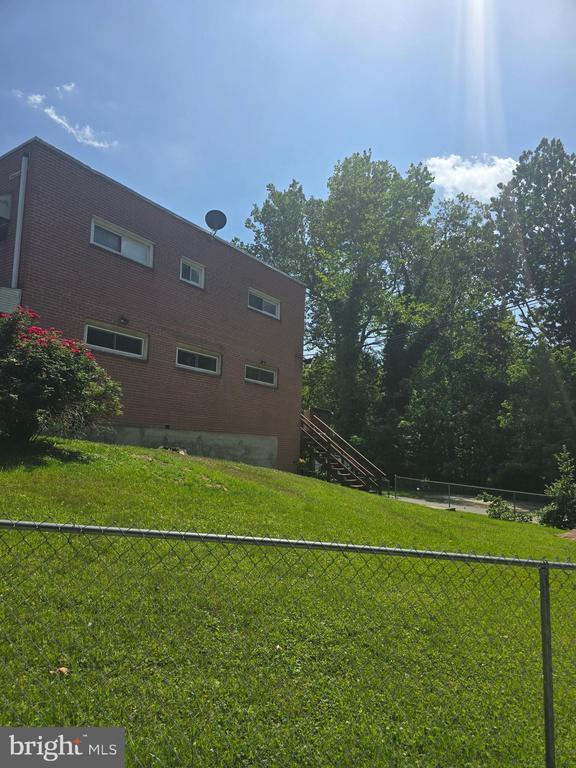 Building Photo - 2140 Valleyview Dr