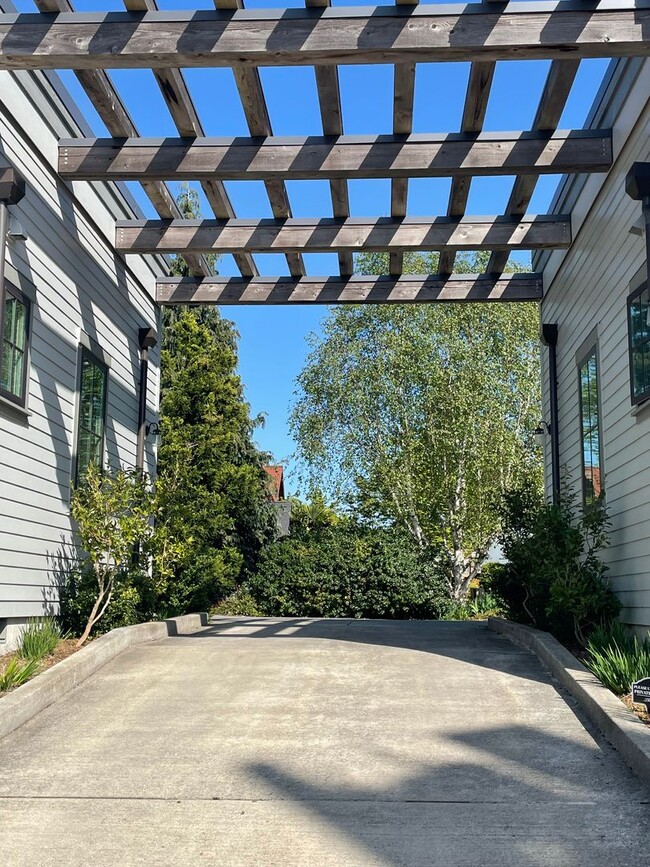 Foto del edificio - Rare Lease Opportunity in Langley!