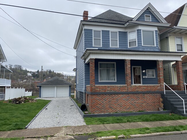 Building Photo - 608 N Front St