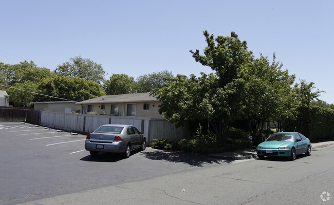Building Photo - 660-690 Lincoln Rd E
