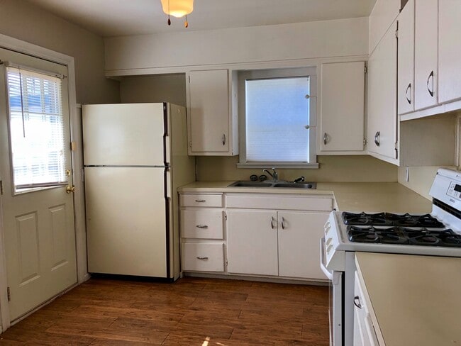 Building Photo - Central Location