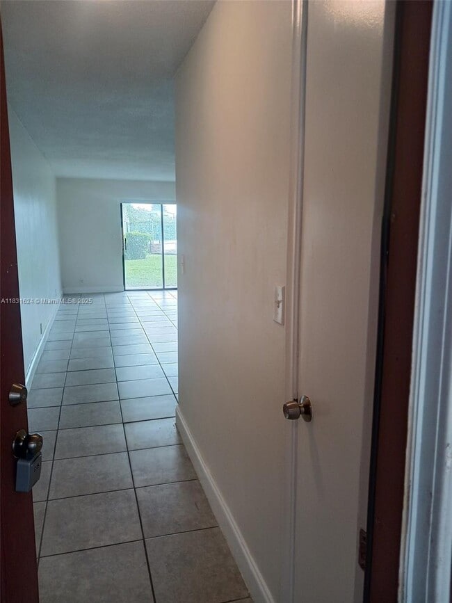 Foto del edificio - 5900 NW 17th Pl