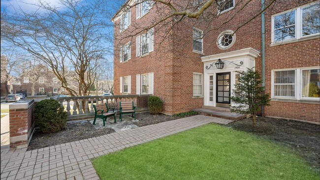 Building Photo - 1412 Hinman Ave