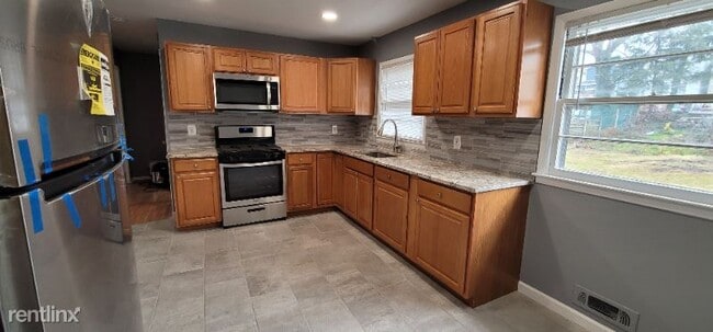 Foto del edificio - 4 br, 2 bath House - 527 Oak St