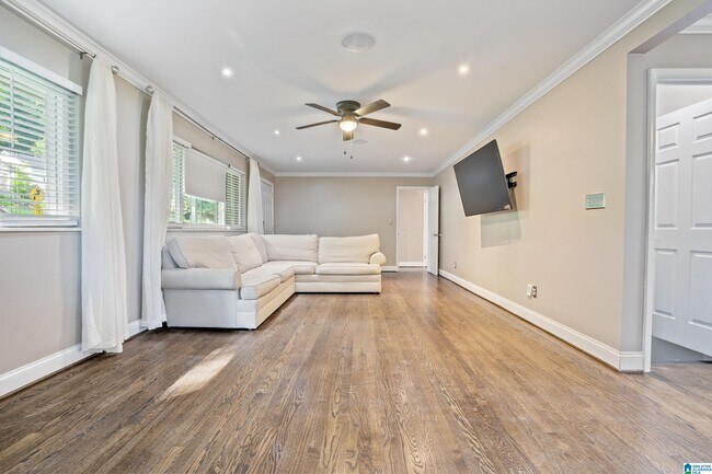 Foto del edificio - 1040 Green Springs Ave S