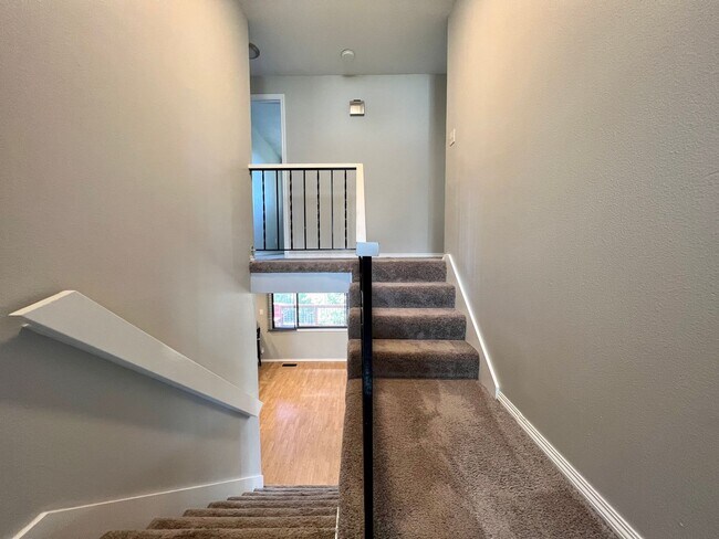 Foto del edificio - Experience Comfortable Living in Style: Ch...