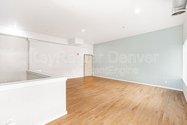 Foto del edificio - 70 W 6th Ave