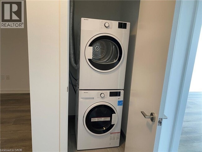 Building Photo - 5 Wellington St S