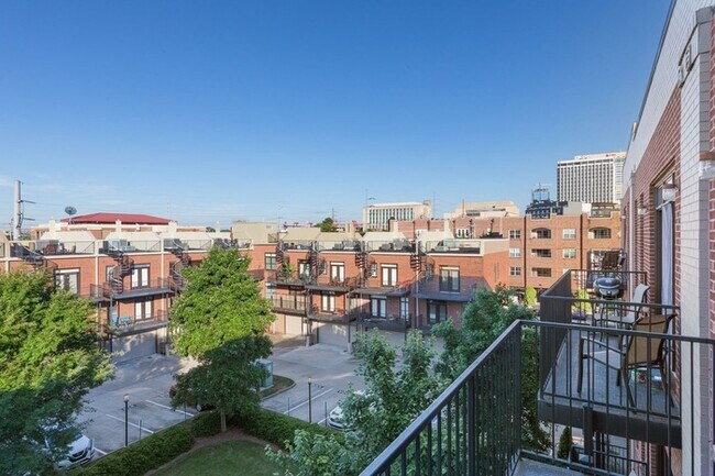 Building Photo - 817 3rd Ave N