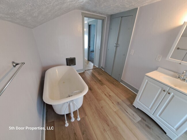 Upstairs bathroom - 716 E Main St