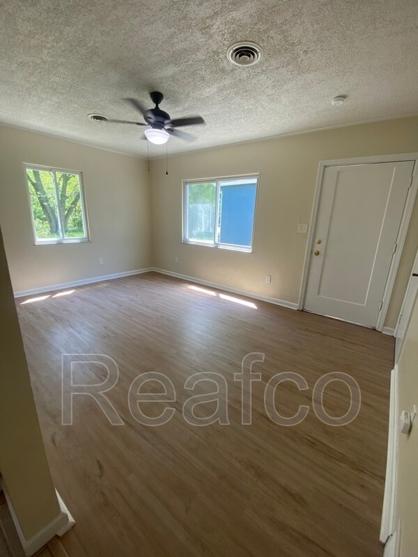 Building Photo - 1432 1/2 Oakwood Ave