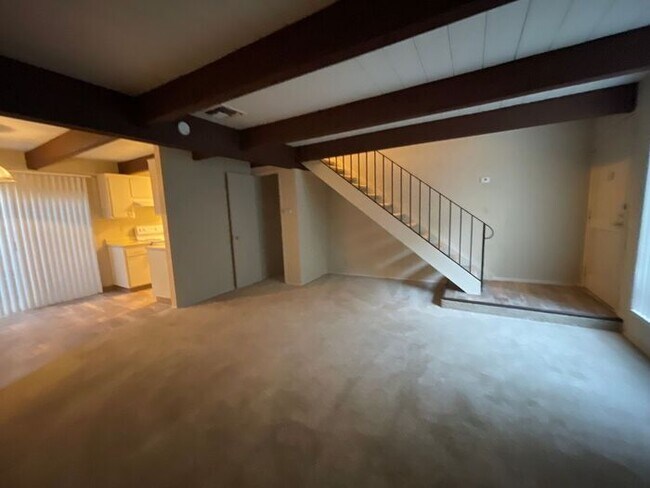 Building Photo - Great Midtown Location! Charming and Spaci...