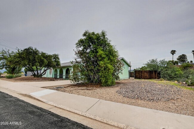 Building Photo - 1892 Vista Dr