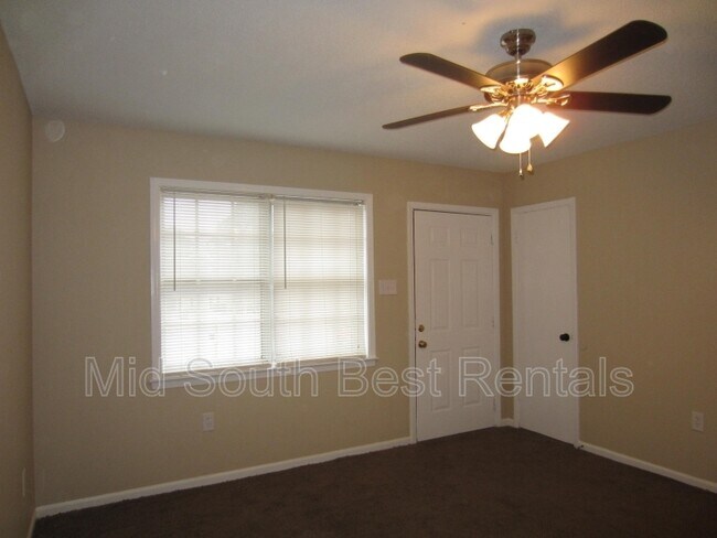 Foto del edificio - 4860 Faith Cove