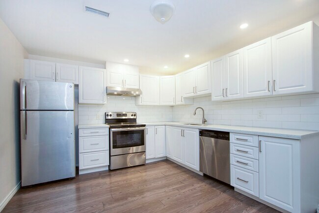 Photo du bâtiment - Spotless 3-Bedroom Legal Basement Apartment For Rent in Oshawa