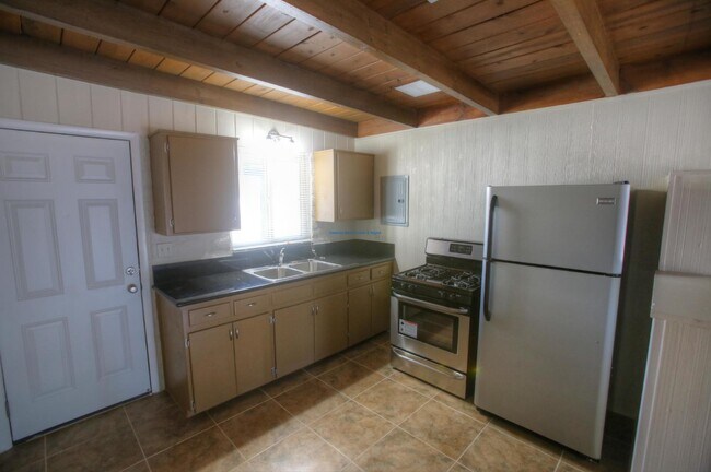 Building Photo - "Cozy Studio Gem in Tucson's Heart!"