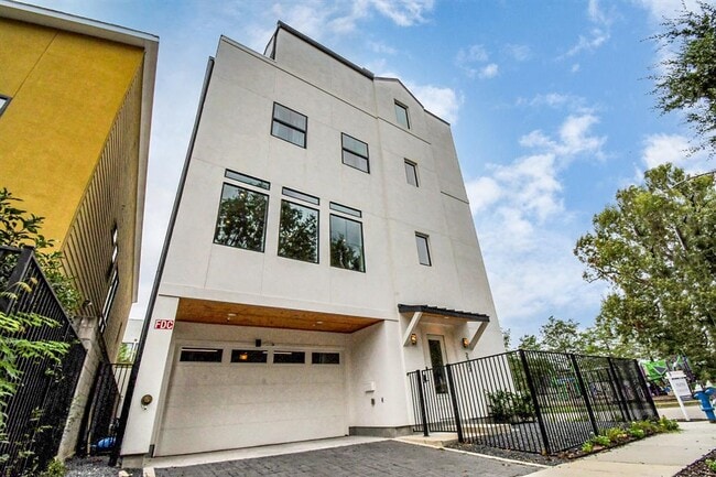 Building Photo - 2303 Yupon St