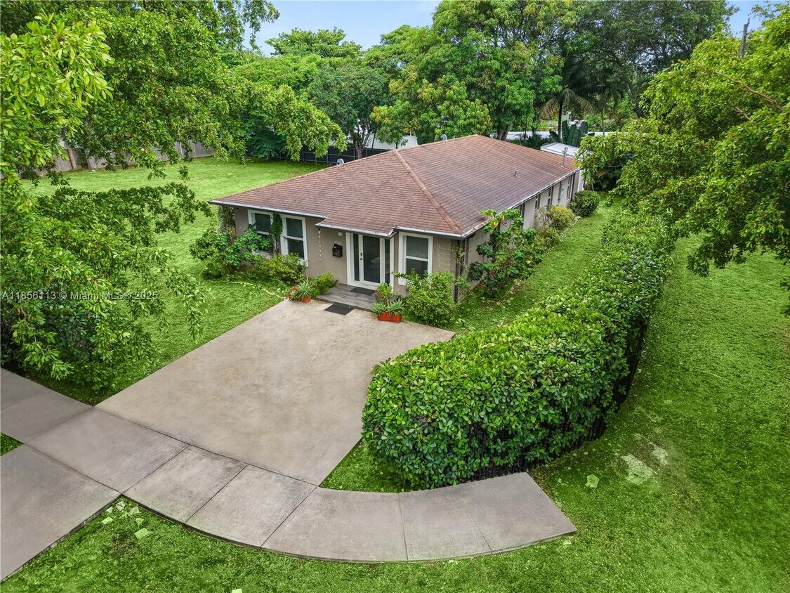 Foto principal - 1081 NE 132nd St