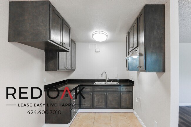 Building Photo - Bright One Bedroom with Tons of Natural Li...