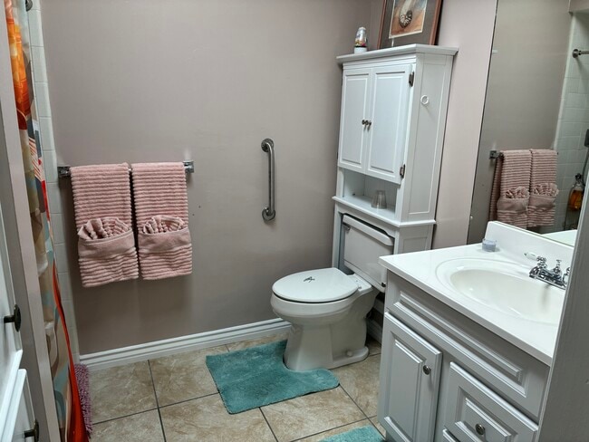 Building Photo - 80 N Los Olmos