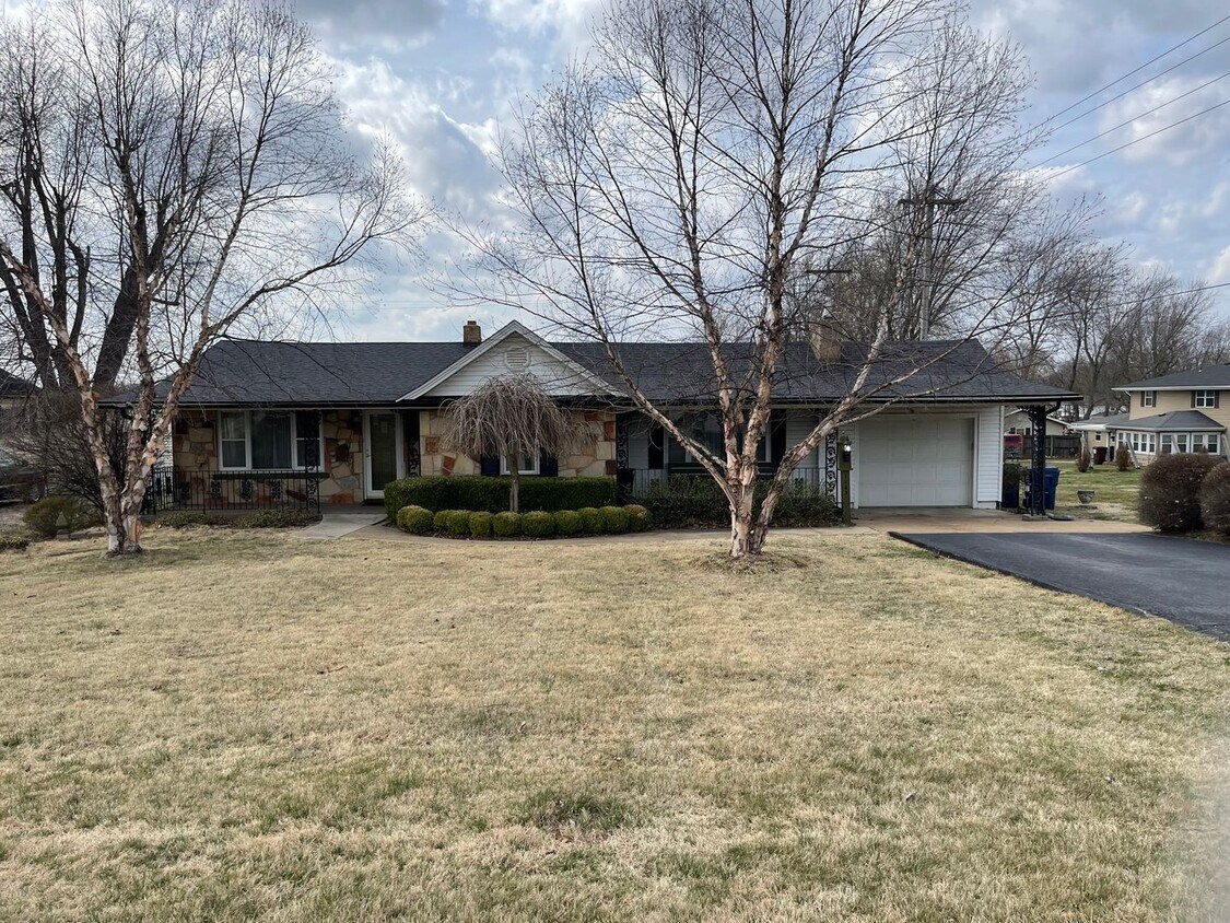 Primary Photo - 3 BEDROOM 2 BATHROOM HOUSE FOR RENT