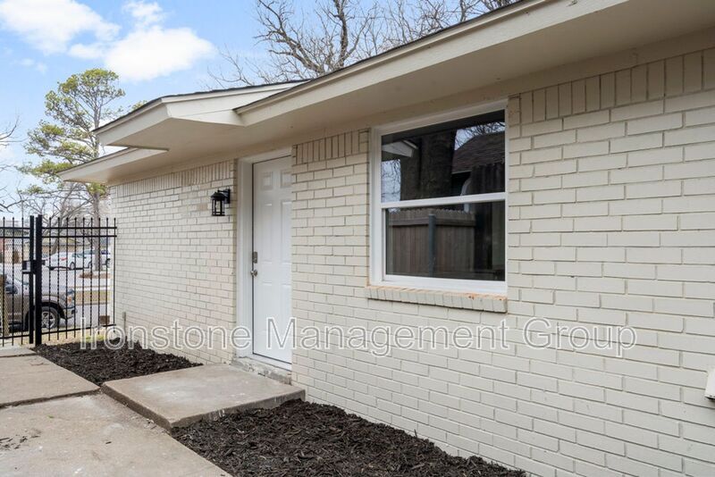 Primary Photo - 1011 S Rockford Ave
