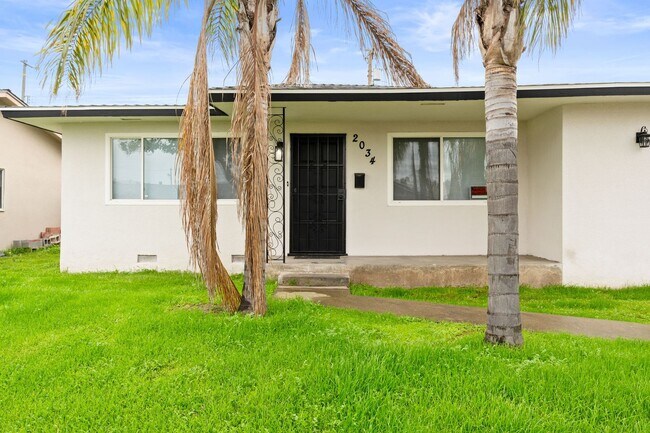 Building Photo - Beautiful updated 4 bedroom 1.5 bathroom h...