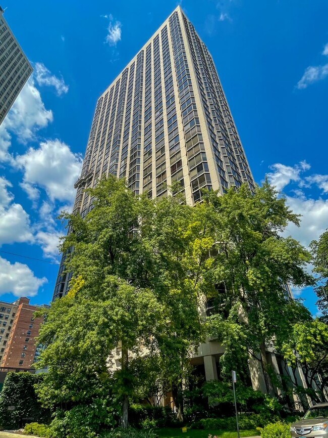 Building Photo - 2650 N Lakeview Ave