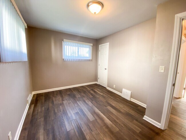 Building Photo - 5728-5730-5730 N 65th St
