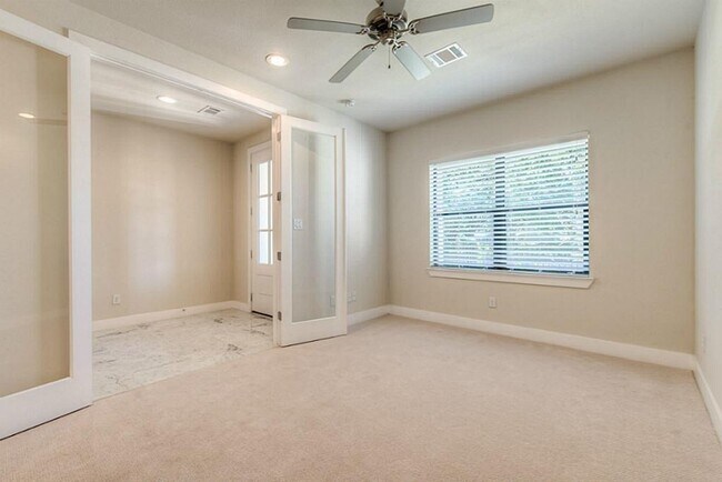 Building Photo - 3 Bed 3 bath Townhome centrally located in...