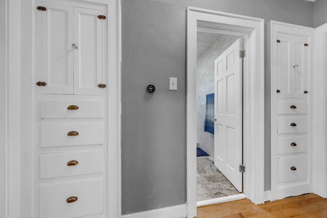 Building Photo - Upstairs Unit, Furnished Home