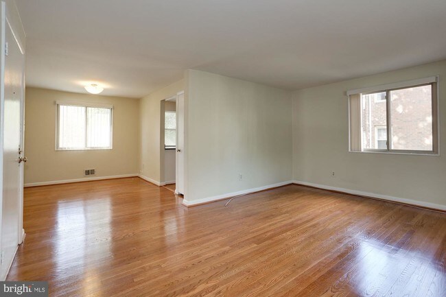 Foto del edificio - 4510 Washington Blvd