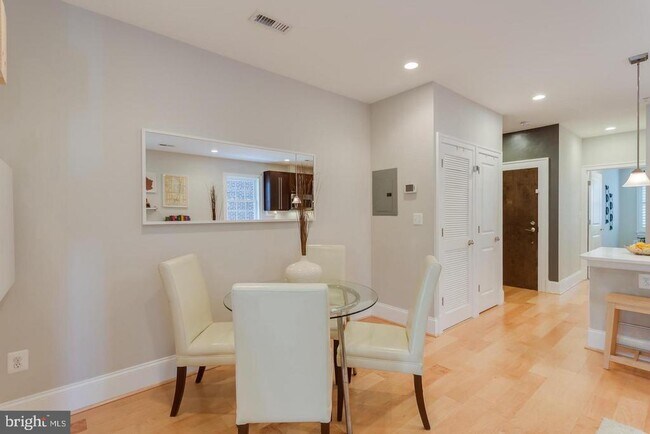Foto del edificio - 3937 Davis Pl NW