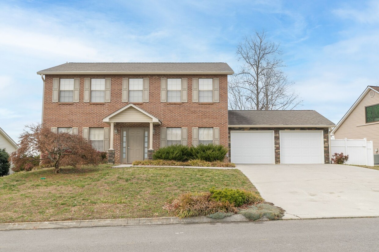 Foto principal - Knoxville 37932 - 3 bedroom, 2.5 bath home...