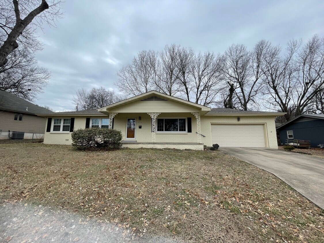 Primary Photo - 3074 E Avalon Dr