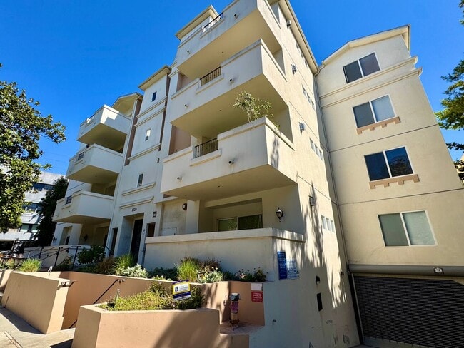 Building Photo - Prime West LA Location! West Facing Ready ...