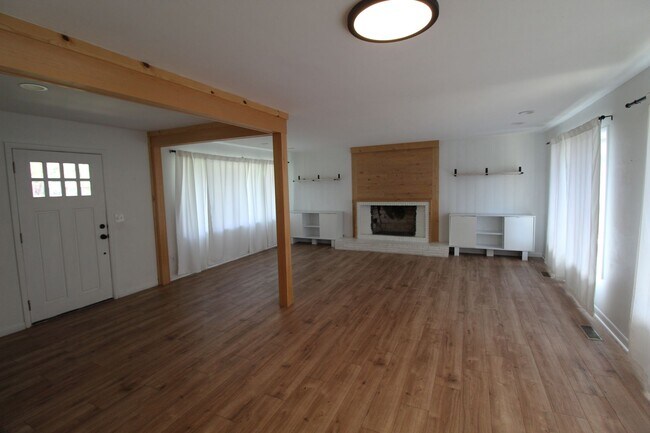 Building Photo - 129 W 39th Ave