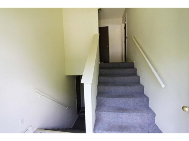 Building Photo - 2 Bed / 1 Bath Apartment with Garage  $975...