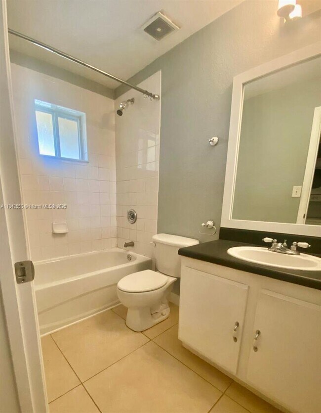 Foto del edificio - 2184 NE 167th St