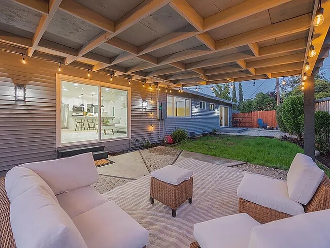 Building Photo - 6877 Buena Terra Way