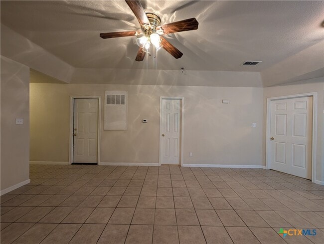 Foto del edificio - 956 Misty Acres Dr