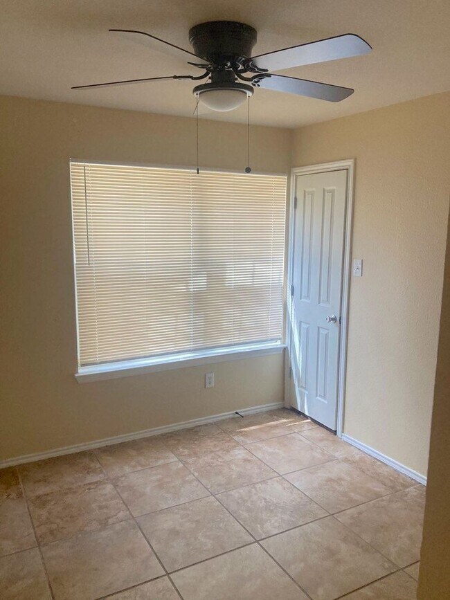 Building Photo - Spacious 4 BR 2 Bath pets considered