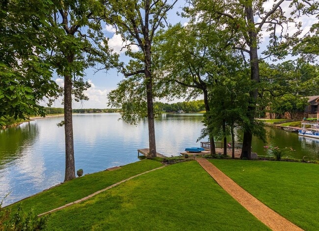 Building Photo - Gorgeous Home on the Lake in Lakeland!!