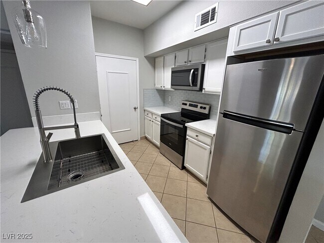 Foto del edificio - 6650 W Warm Springs Rd