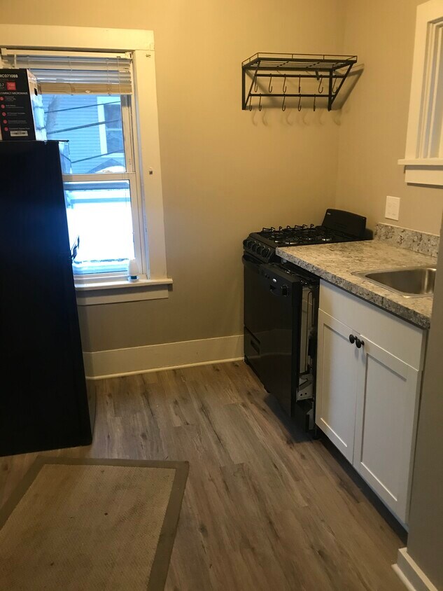 kitchen - 609 W Lake Ave