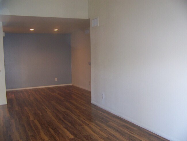 Building Photo - 433 E Tamarack Ave