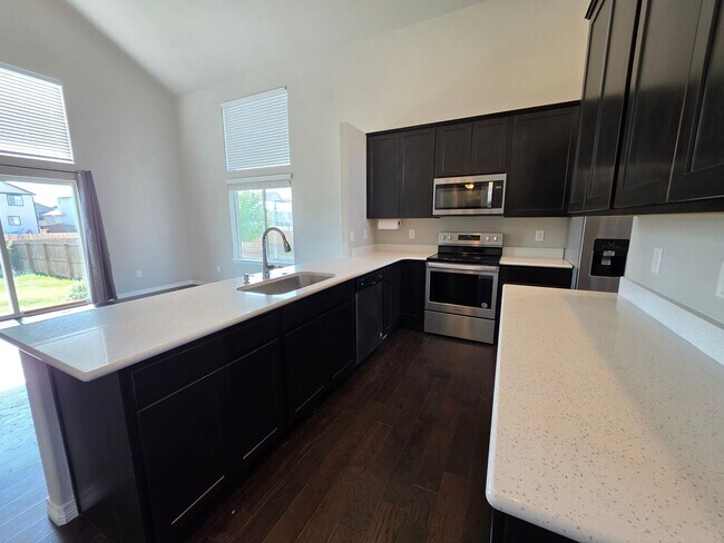 Foto del edificio - Gorgeous 4 Bed 4 bath Home In Lorson Ranch!!!