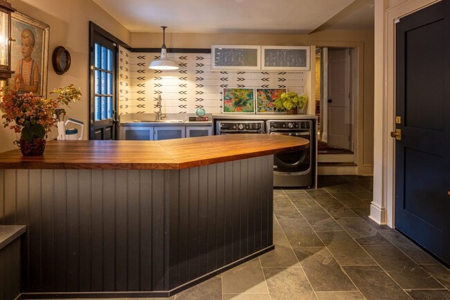 Building Photo - Exquisite home in Fox Chapel
