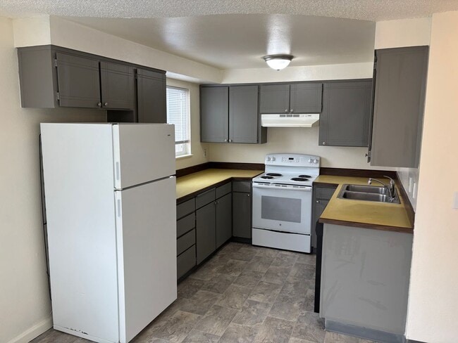 Building Photo - 62970 Florence Dr