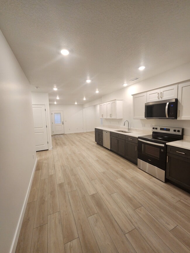 Building Photo - 608 W Domanick Wy